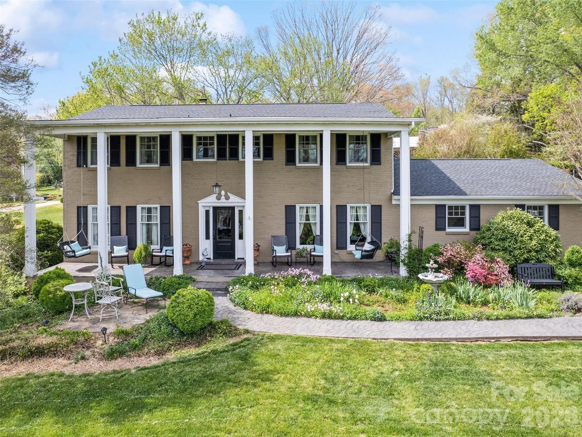 60 Club Knoll Ave., Waynesville, NC 28786