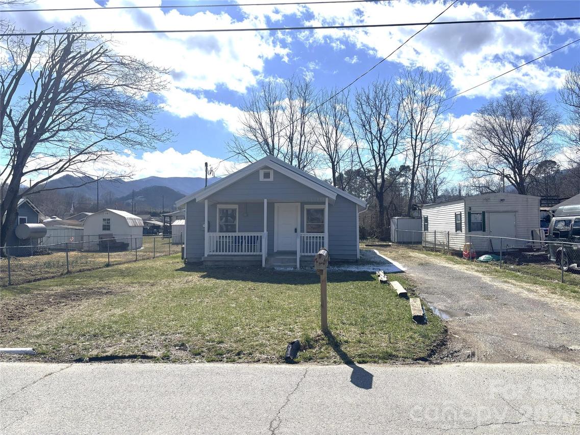 29 Fifth St., Waynesville, NC 28786