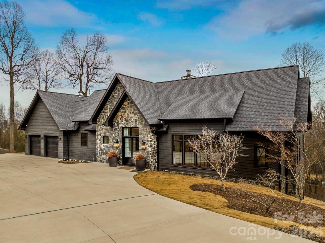 241 Tower Cir., Hendersonville, NC 28739