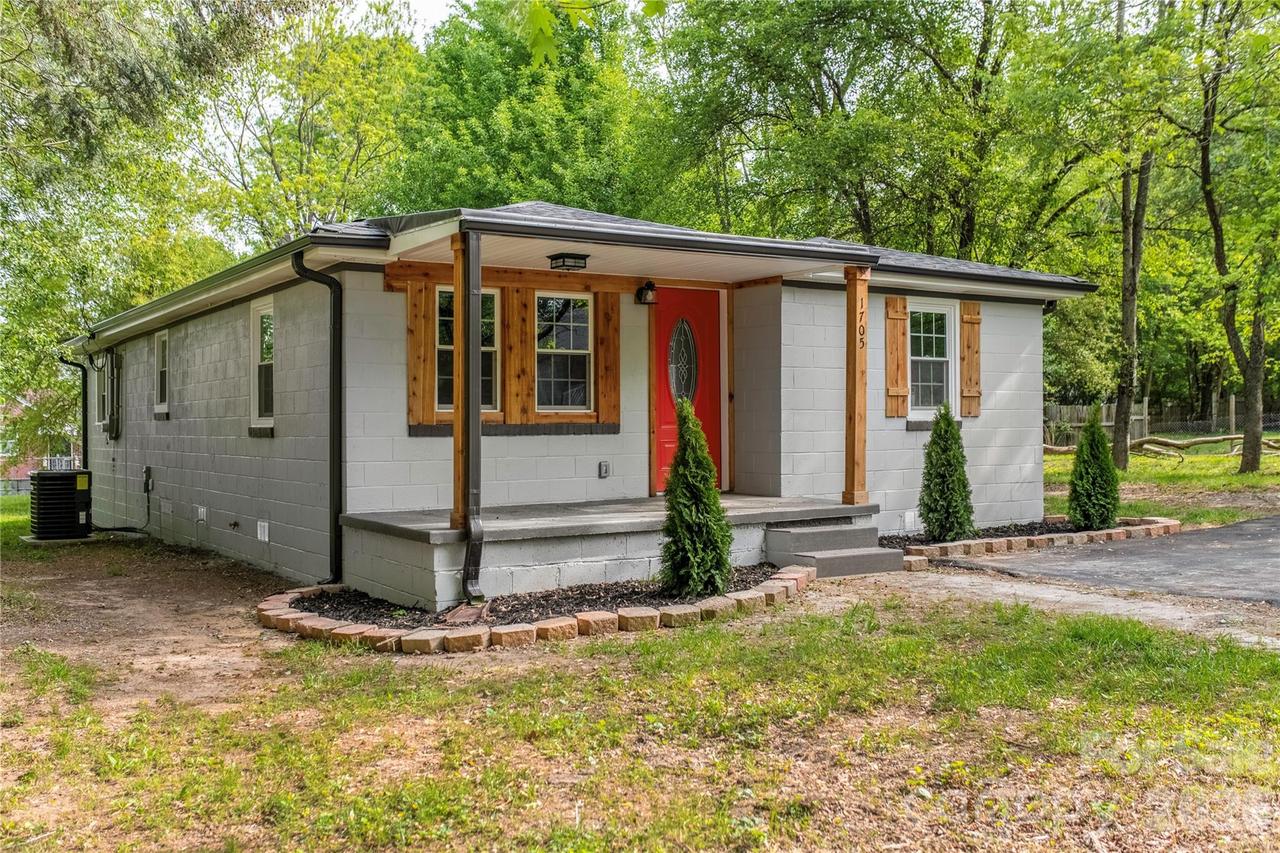 1705 E Cloaninger Ave., Statesville, NC 28625