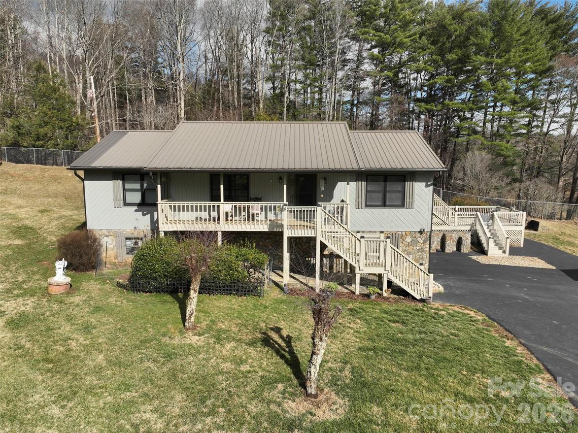 342 Mountain View Rd., Burnsville, NC 28714