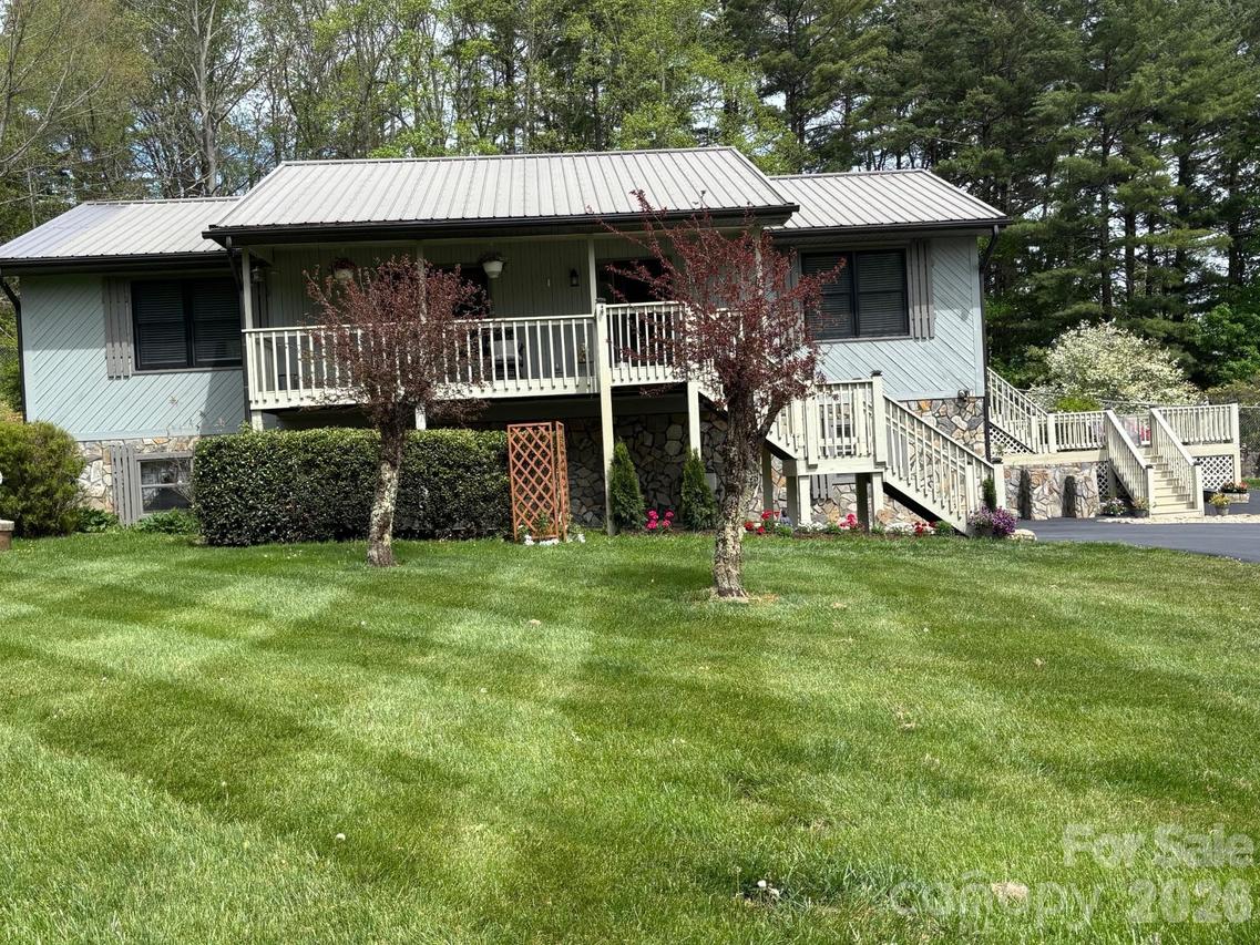 342 Mountain View Rd., Burnsville, NC 28714