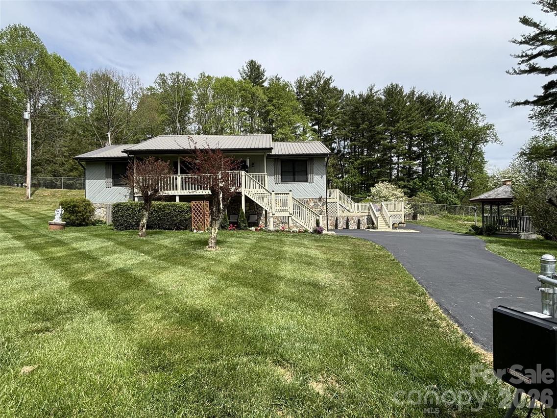 342 Mountain View Rd., Burnsville, NC 28714