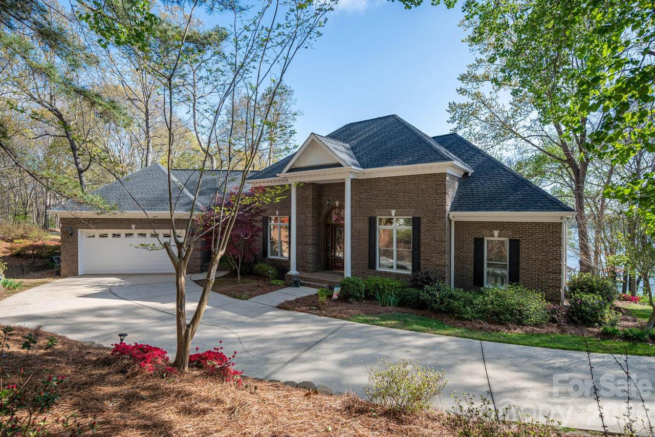 103 Shelter Cove Ln., Mooresville, NC 28117