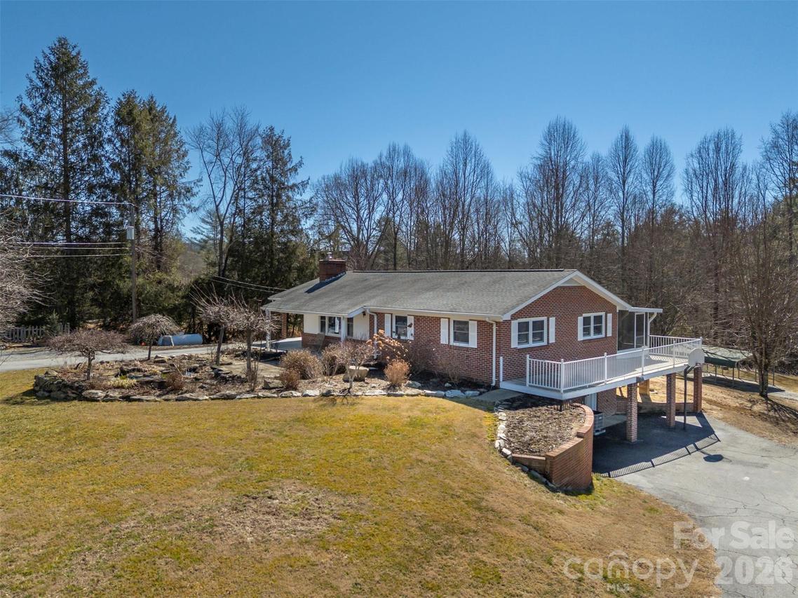 590 Big Oak Rd., Hendersonville, NC 28792