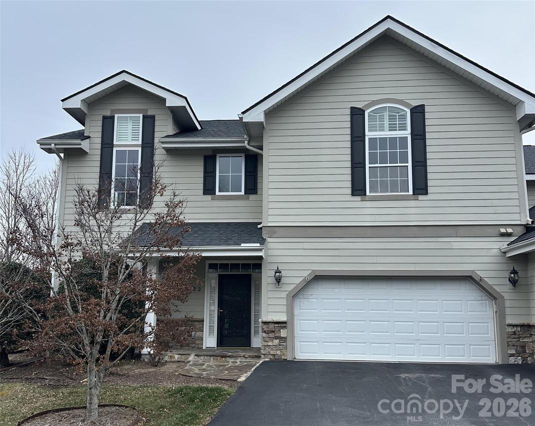 132 Towne Place Dr., Hendersonville, NC 28792