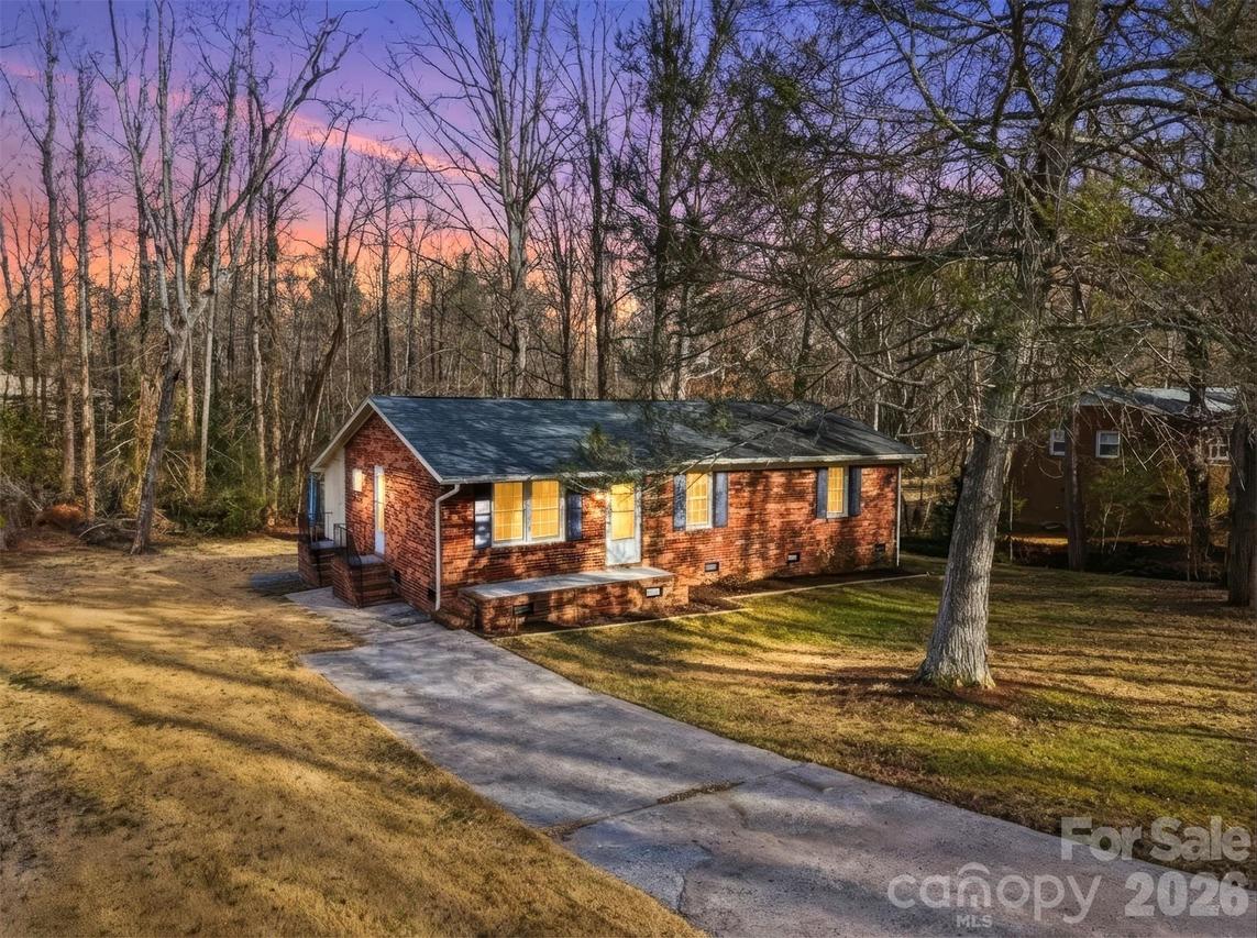 1437 Oak Hill Dr., Morganton, NC 28655