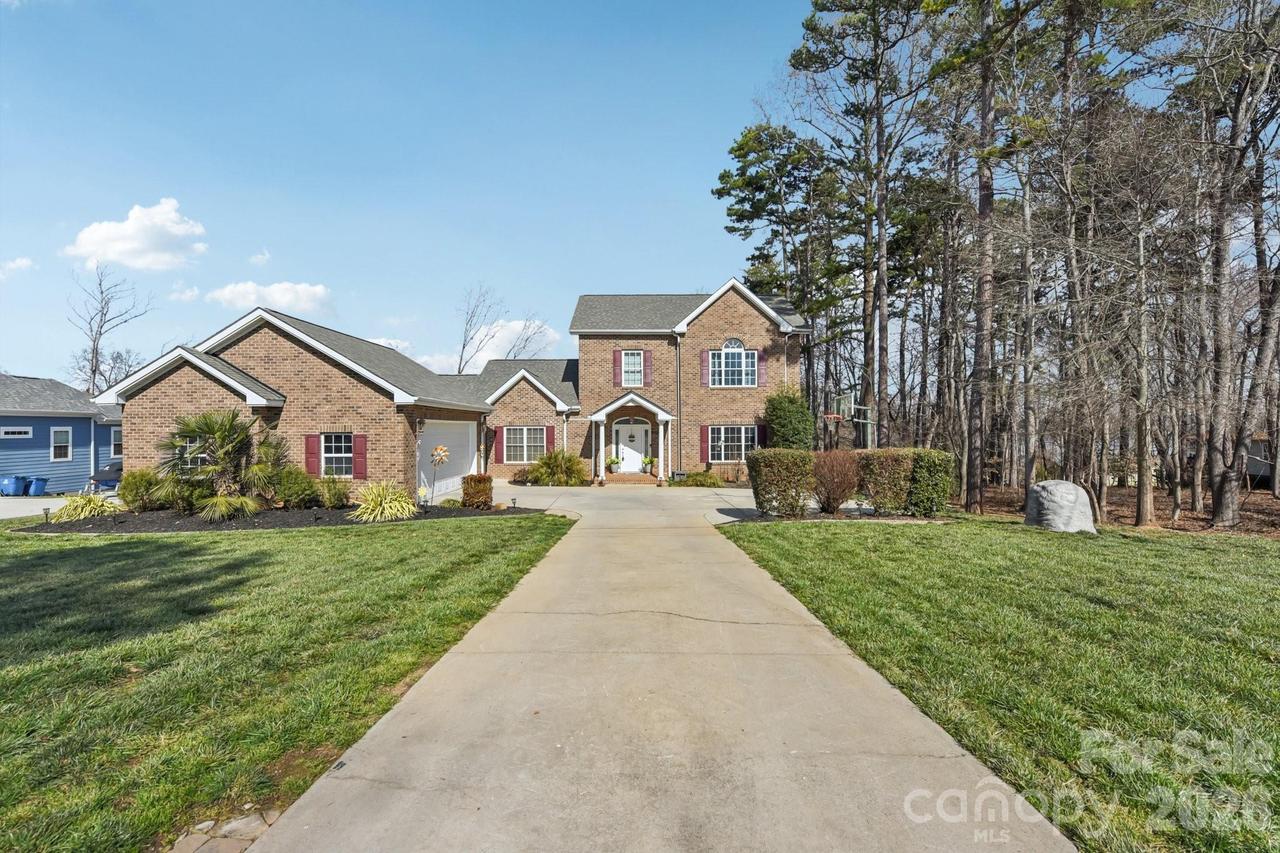 9484 Riviera Dr., Sherrills Ford, NC 28673