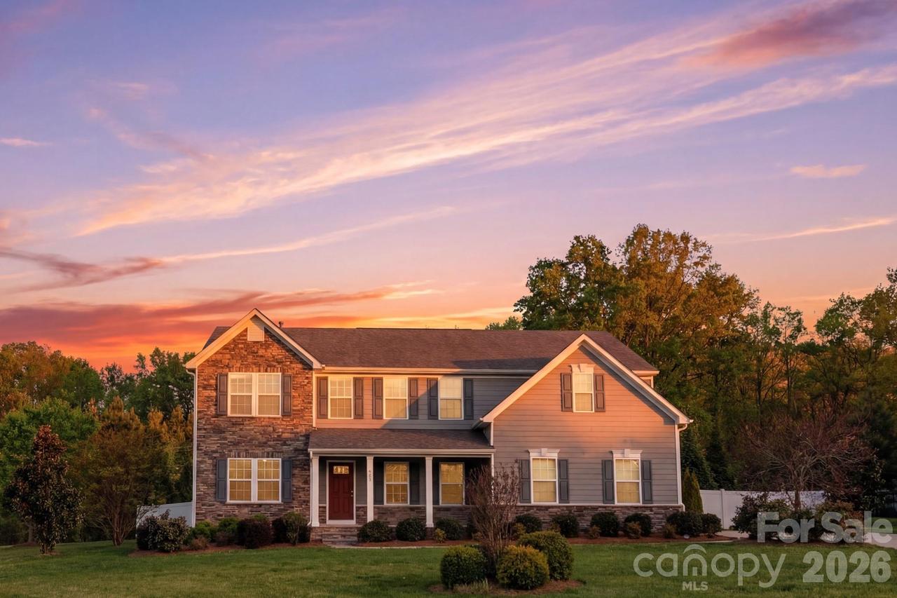 916 Manorwood Dr., Waxhaw, NC 28173