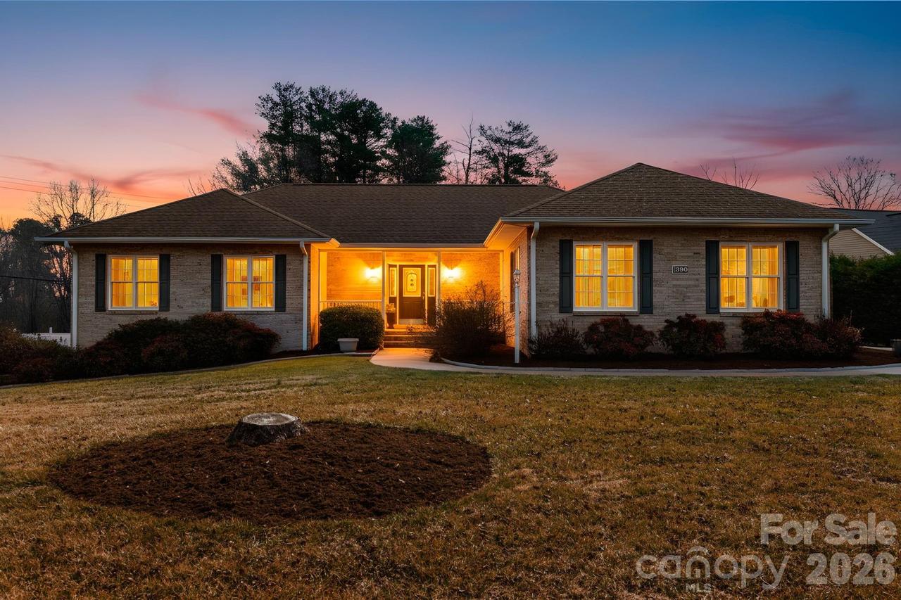 390 Classic Oaks Cir., Hendersonville, NC 28792