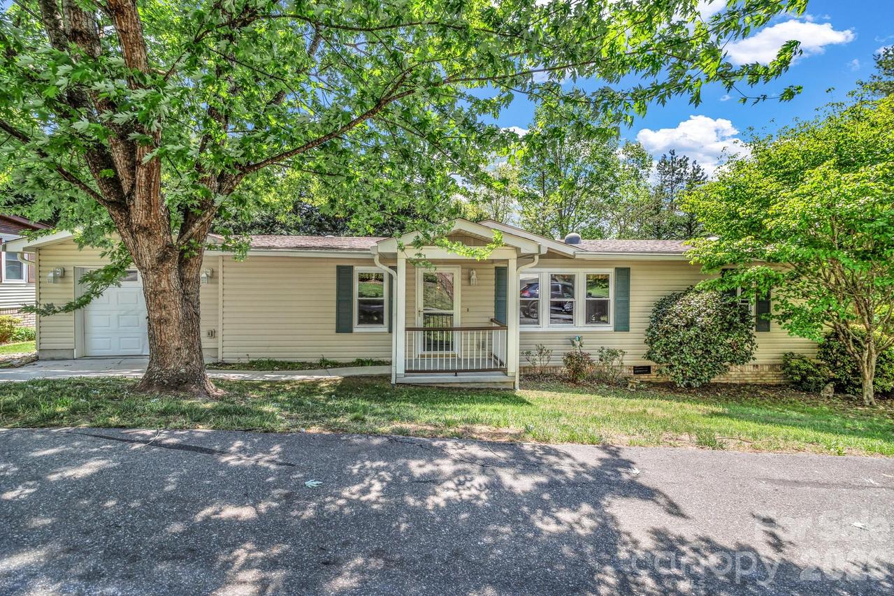 405 Deerfield Ct., Hendersonville, NC 28792