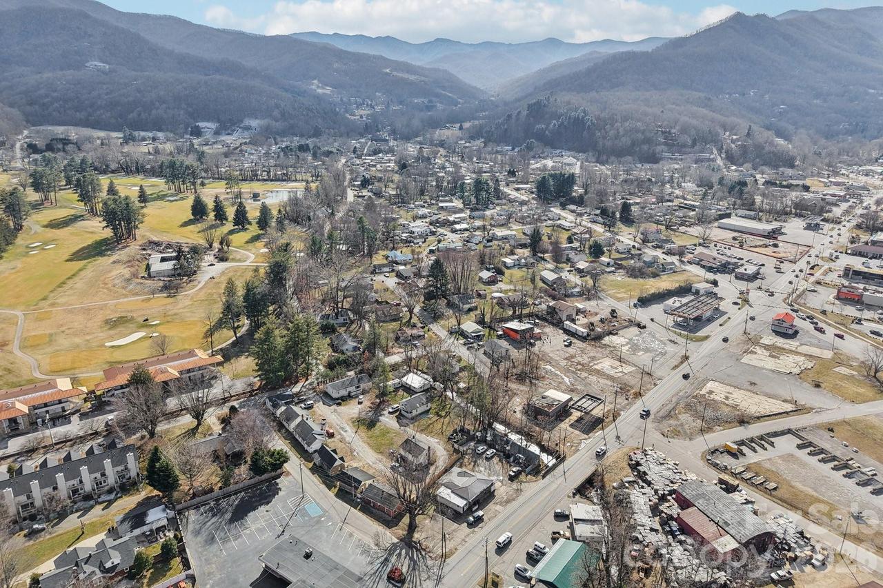 6 Neon Pl., Waynesville, NC 28786