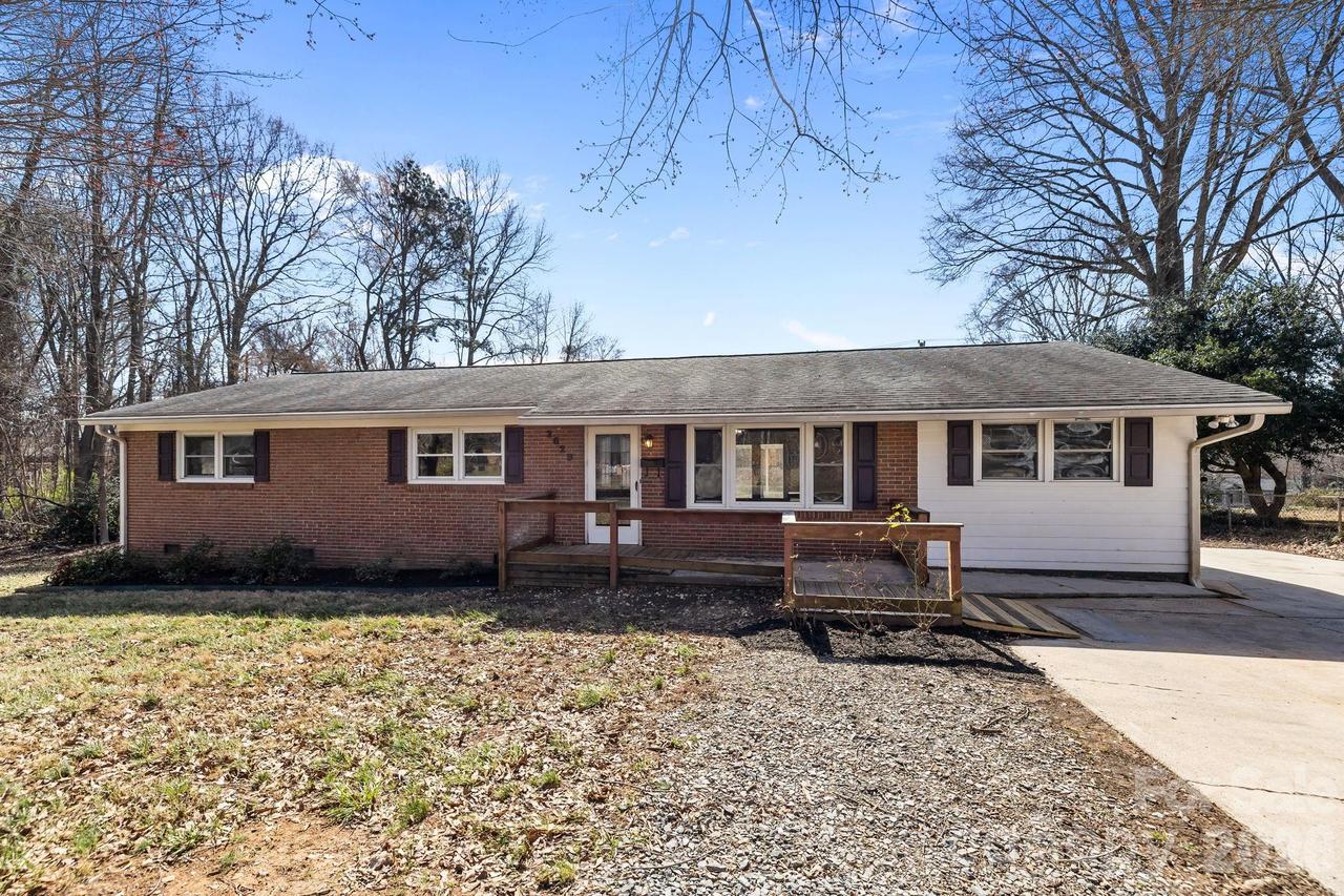2629 Fairgreen Dr., Gastonia, NC 28056