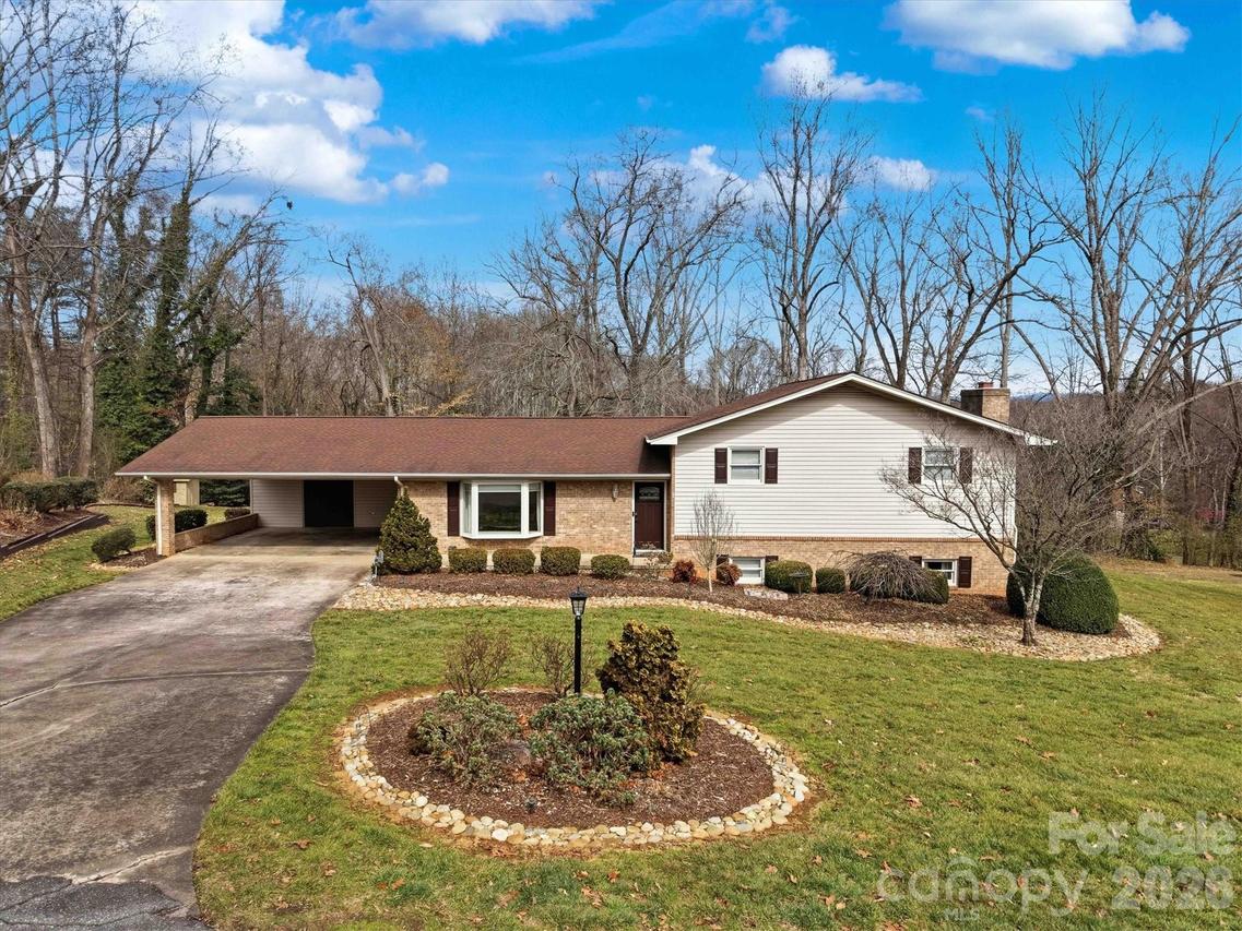 550 32nd Avenue Dr., Hickory, NC 28601