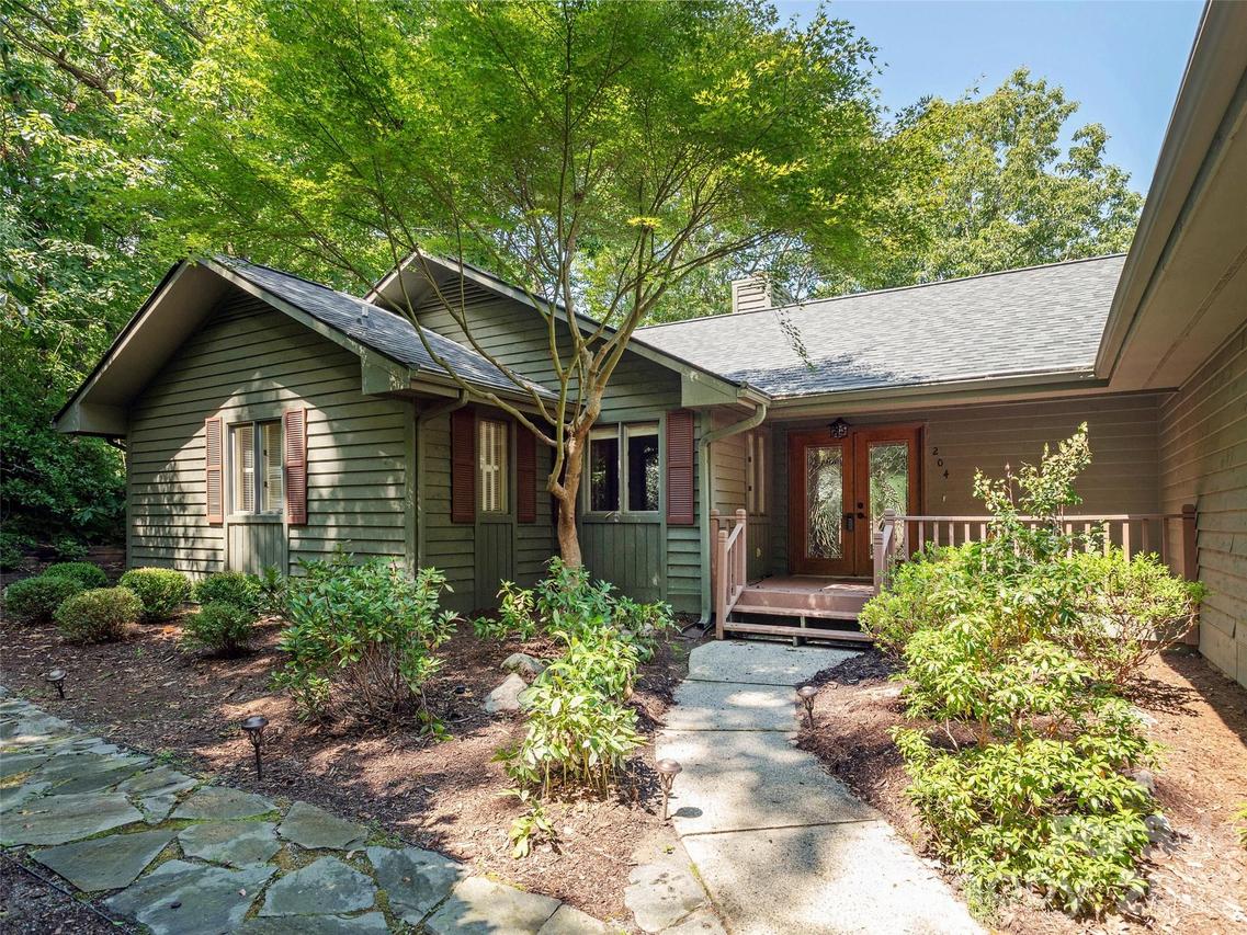 204 Greenleaf Dr., Flat Rock, NC 28731