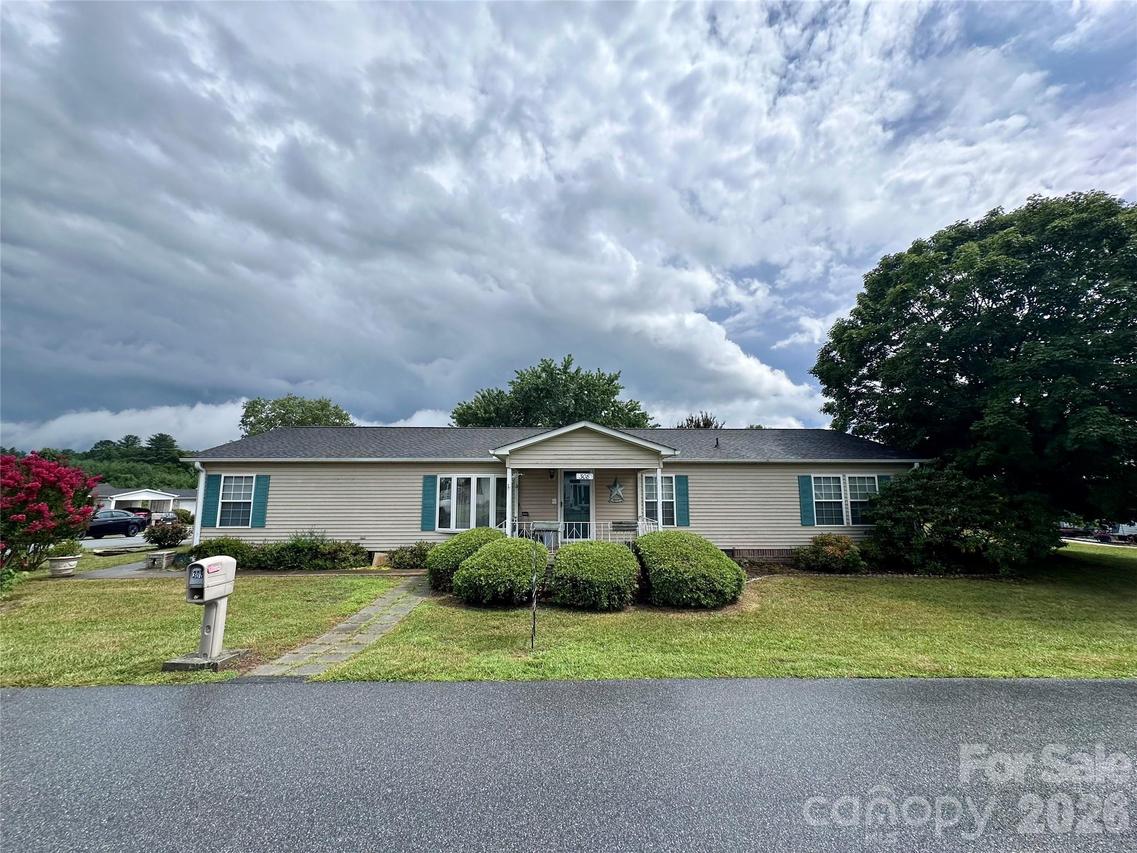 308 Riverwind Dr., Hendersonville, NC 28739