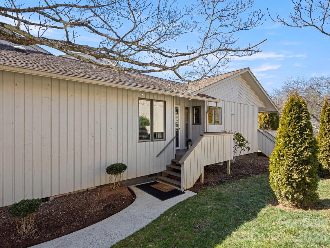 120 Deerlake Dr., Asheville, NC 28803