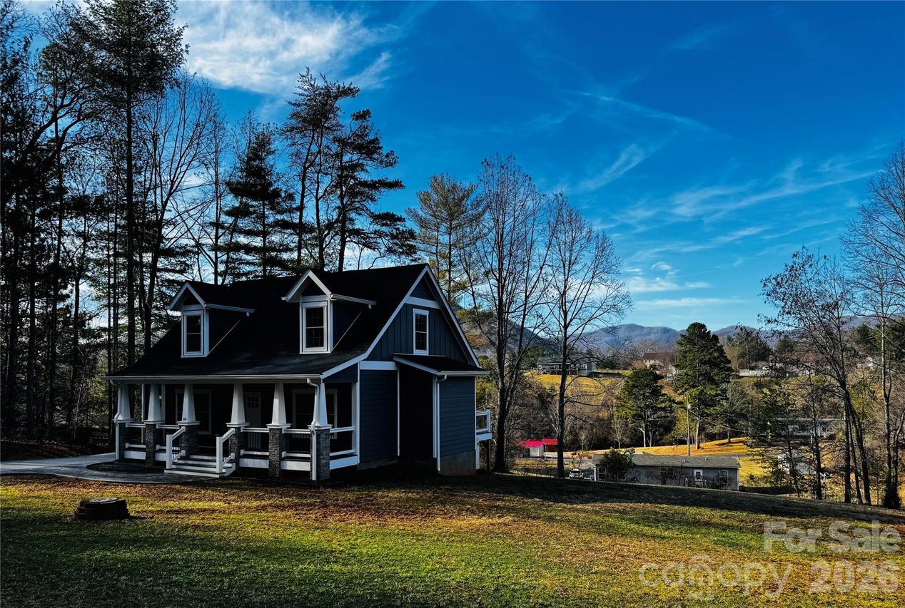 426 Shadow Wood Dr., Leicester, NC 28748