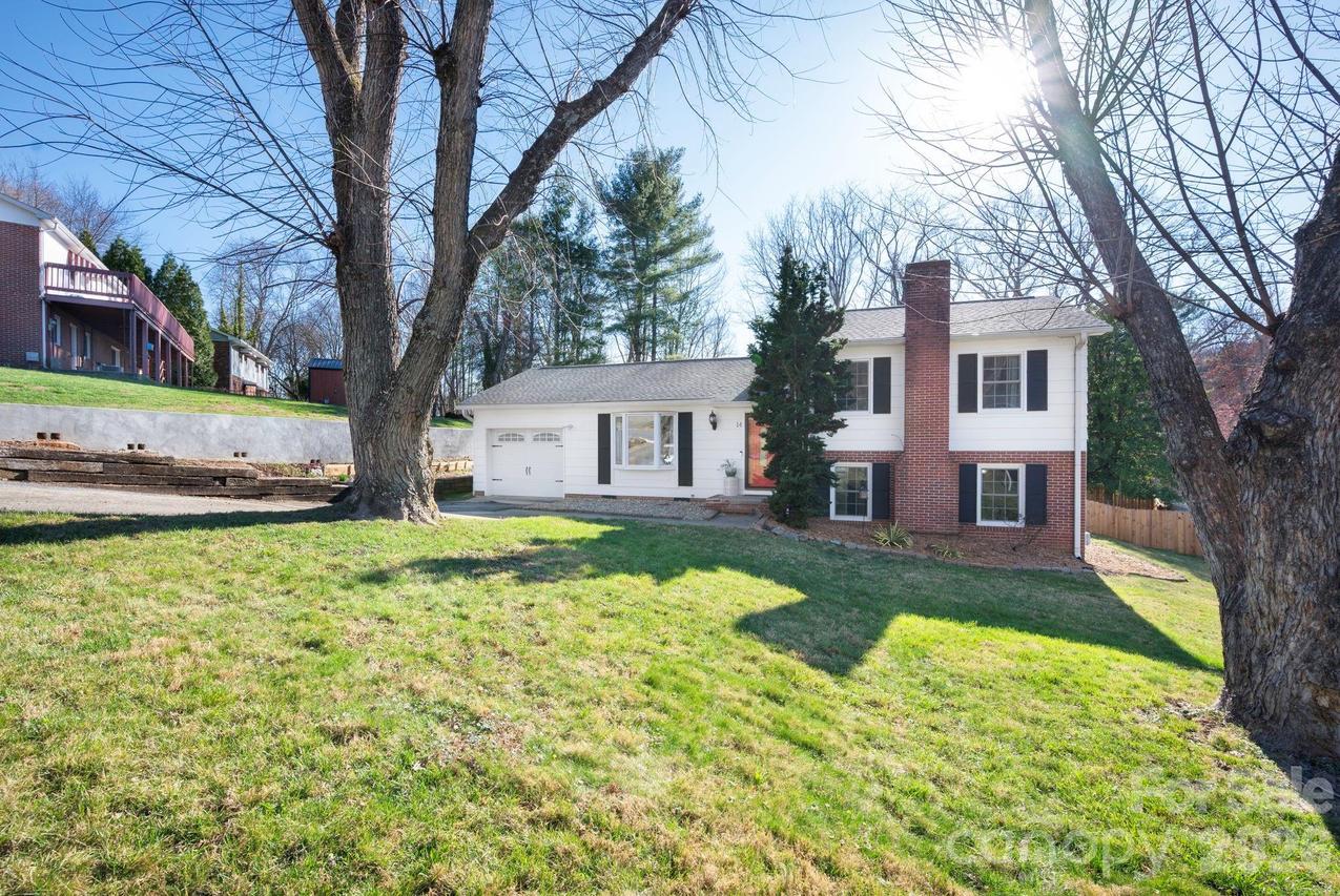 14 Lynwood Cir., Asheville, NC 28806