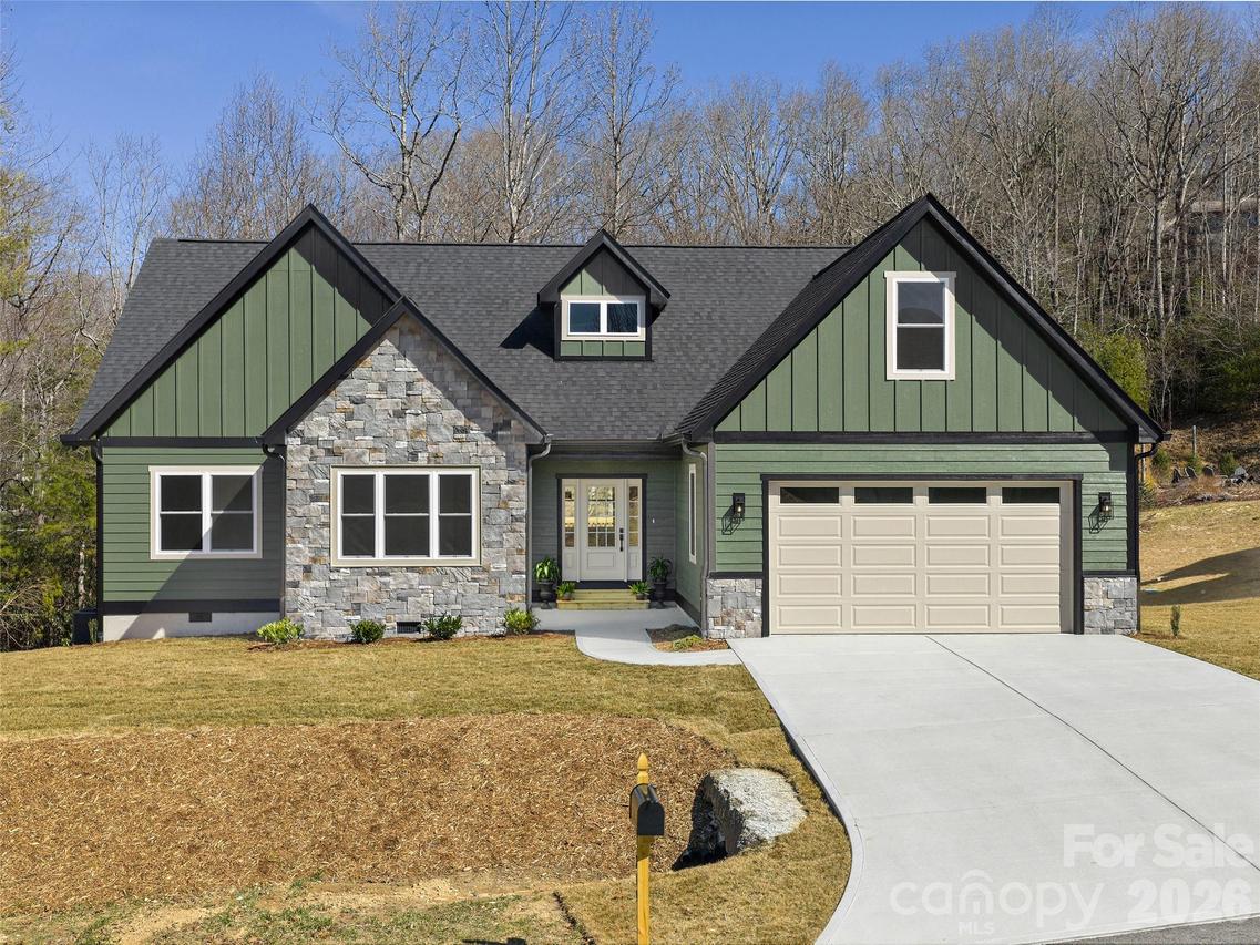 399 Crystal Heights Dr., Hendersonville, NC 28739