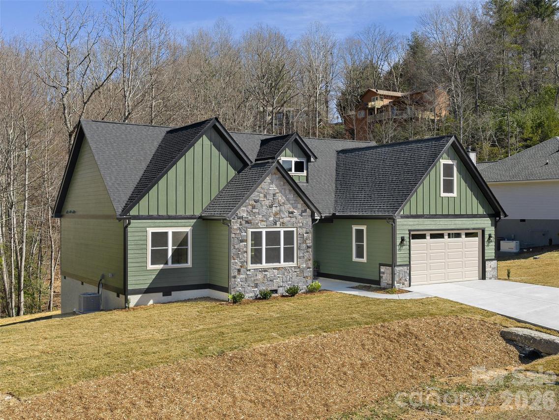 399 Crystal Heights Dr., Hendersonville, NC 28739