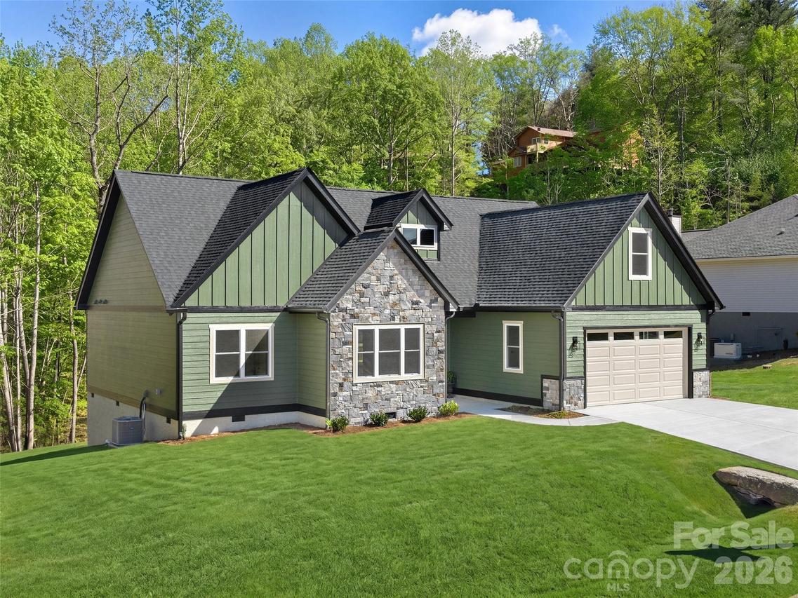 399 Crystal Heights Dr., Hendersonville, NC 28739