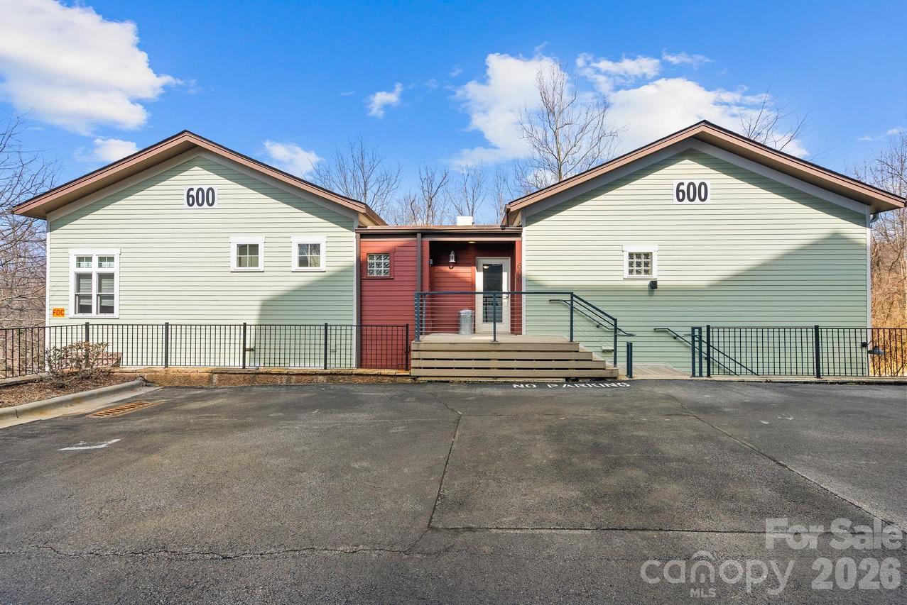 600 N Skyloft Dr. #202, Asheville, NC 28801