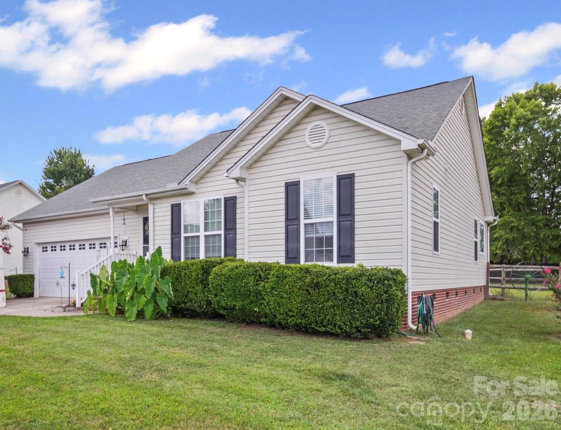 2017 Longhorn Dr., Dallas, NC 28034