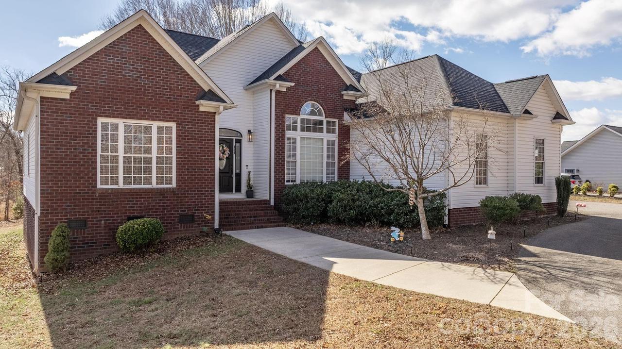 324 Old Hardin Rd., Dallas, NC 28034