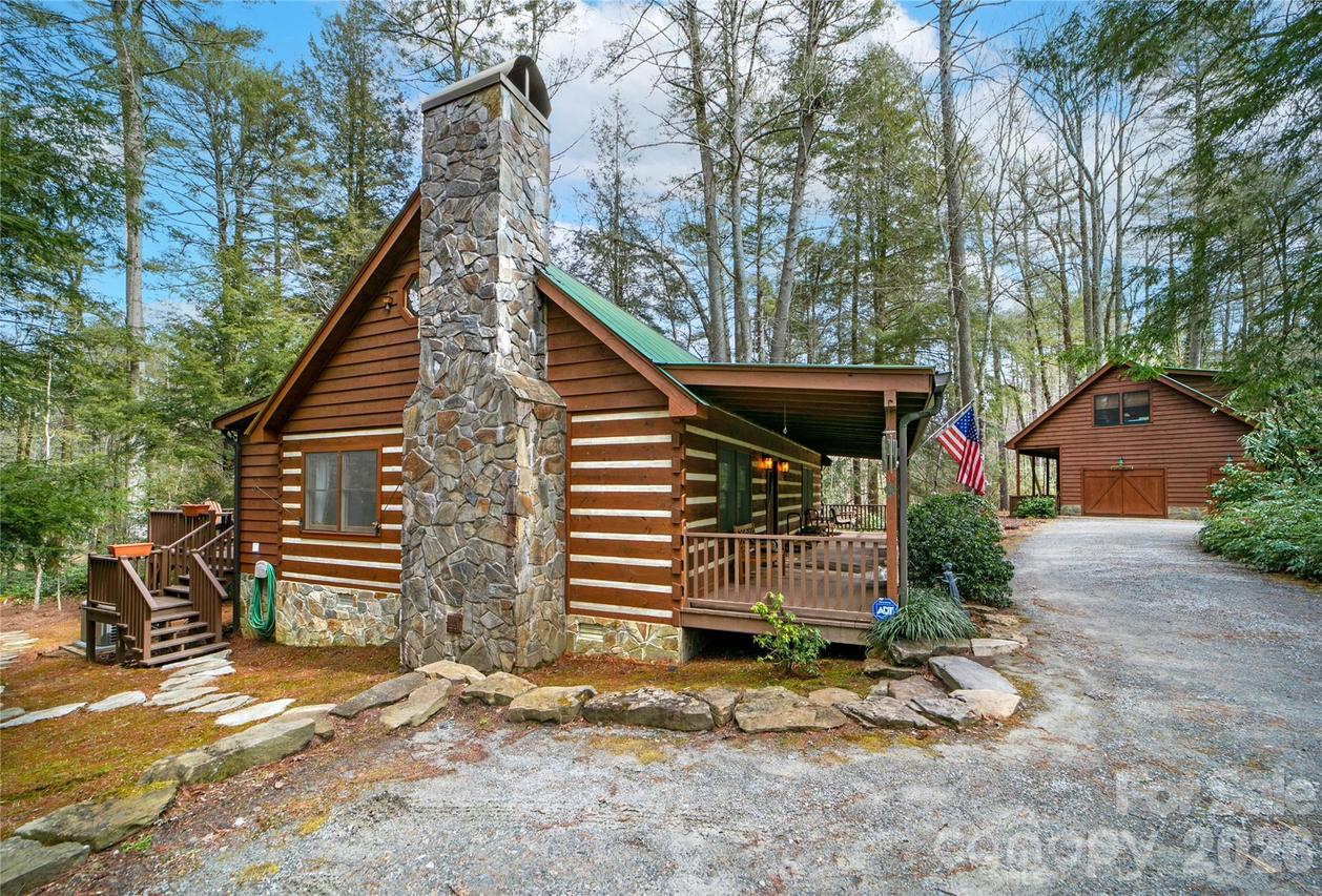 380 Cedar Ln., Brevard, NC 28712