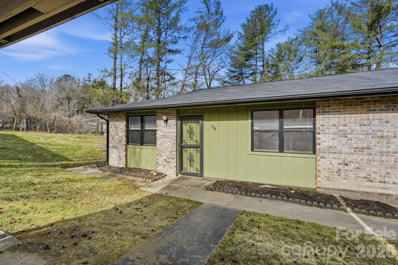714 Farmington Cir., Hendersonville, NC 28739