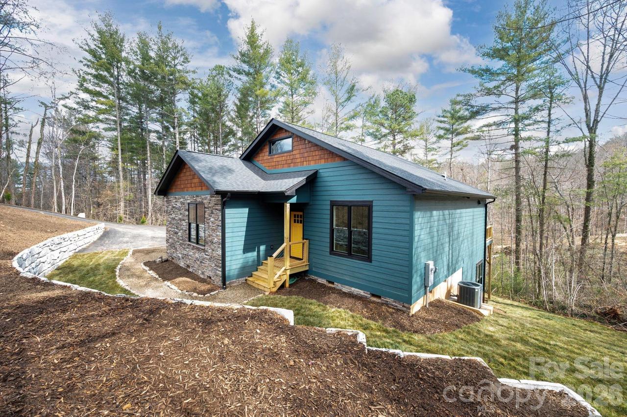 22 Deep Woods Rd., Weaverville, NC 28787