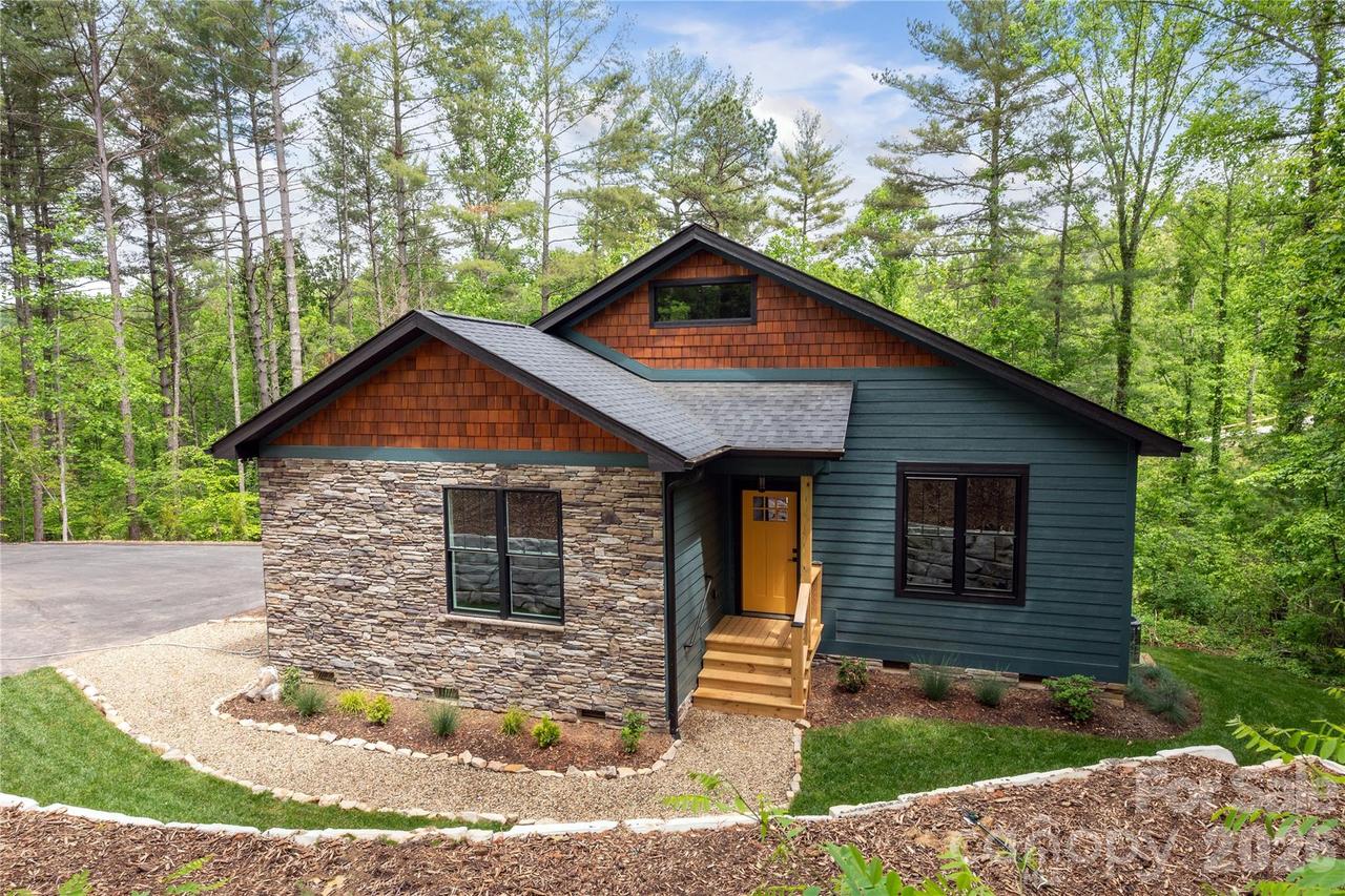 22 Deep Woods Rd., Weaverville, NC 28787