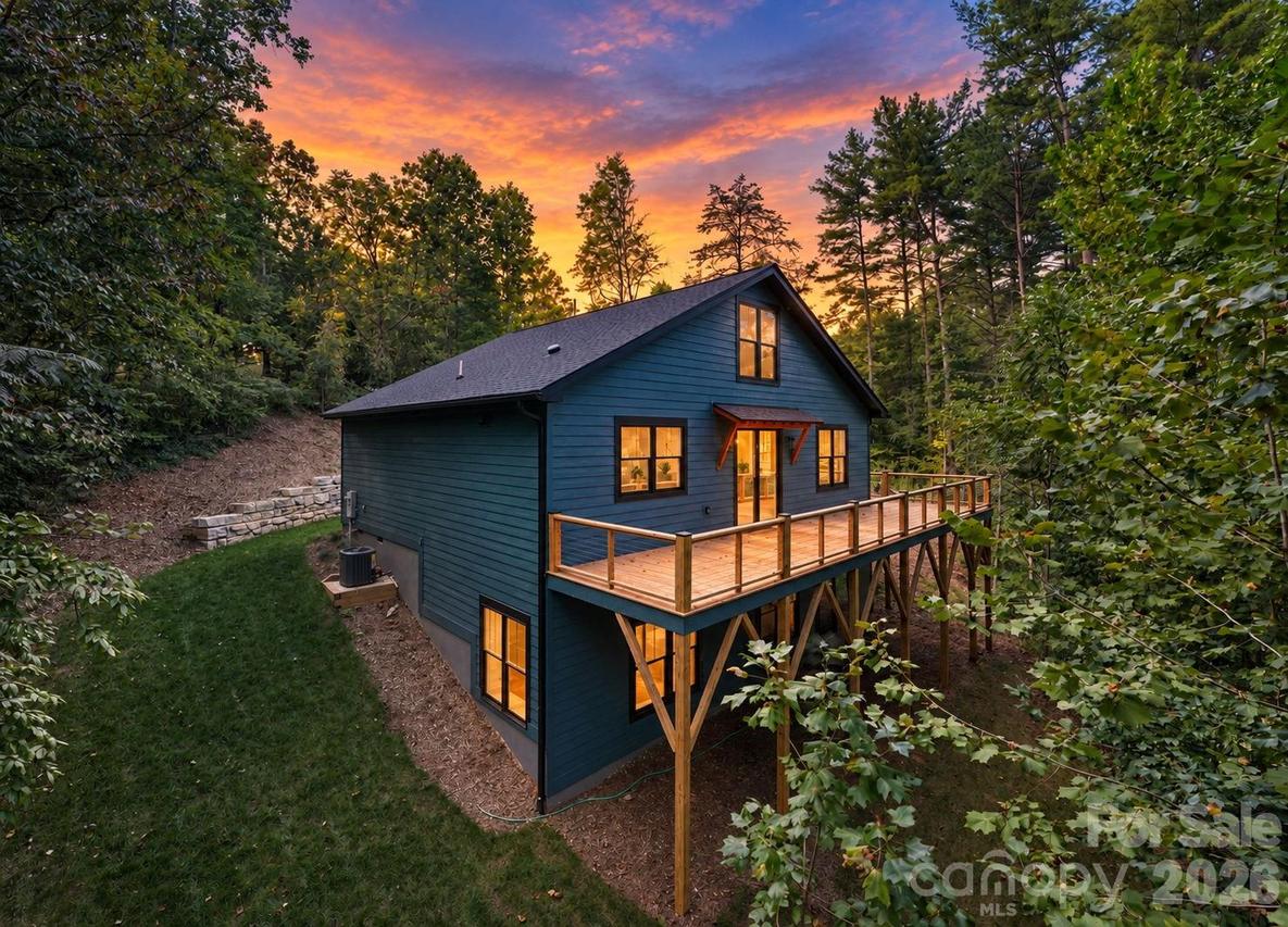 22 Deep Woods Rd., Weaverville, NC 28787