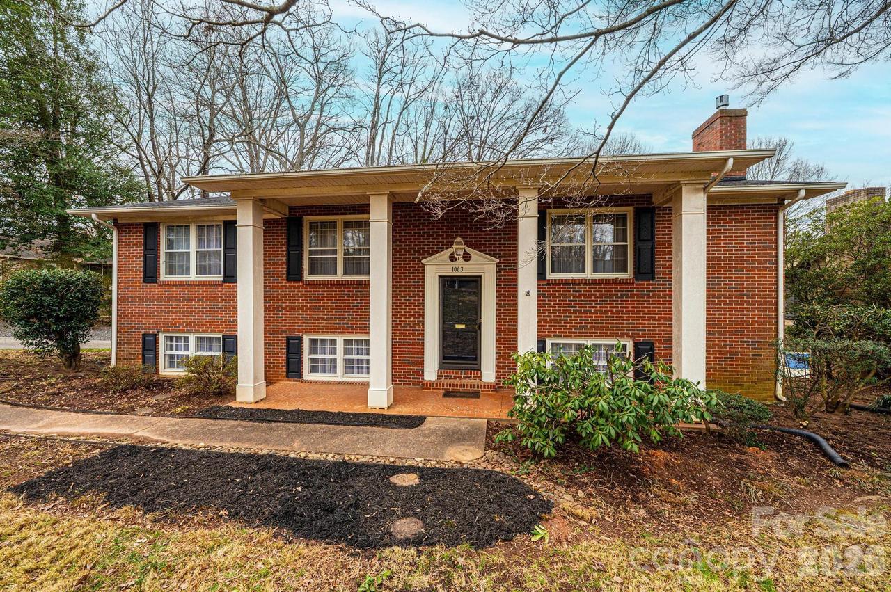 1063 4th Avenue Dr., Hickory, NC 28601