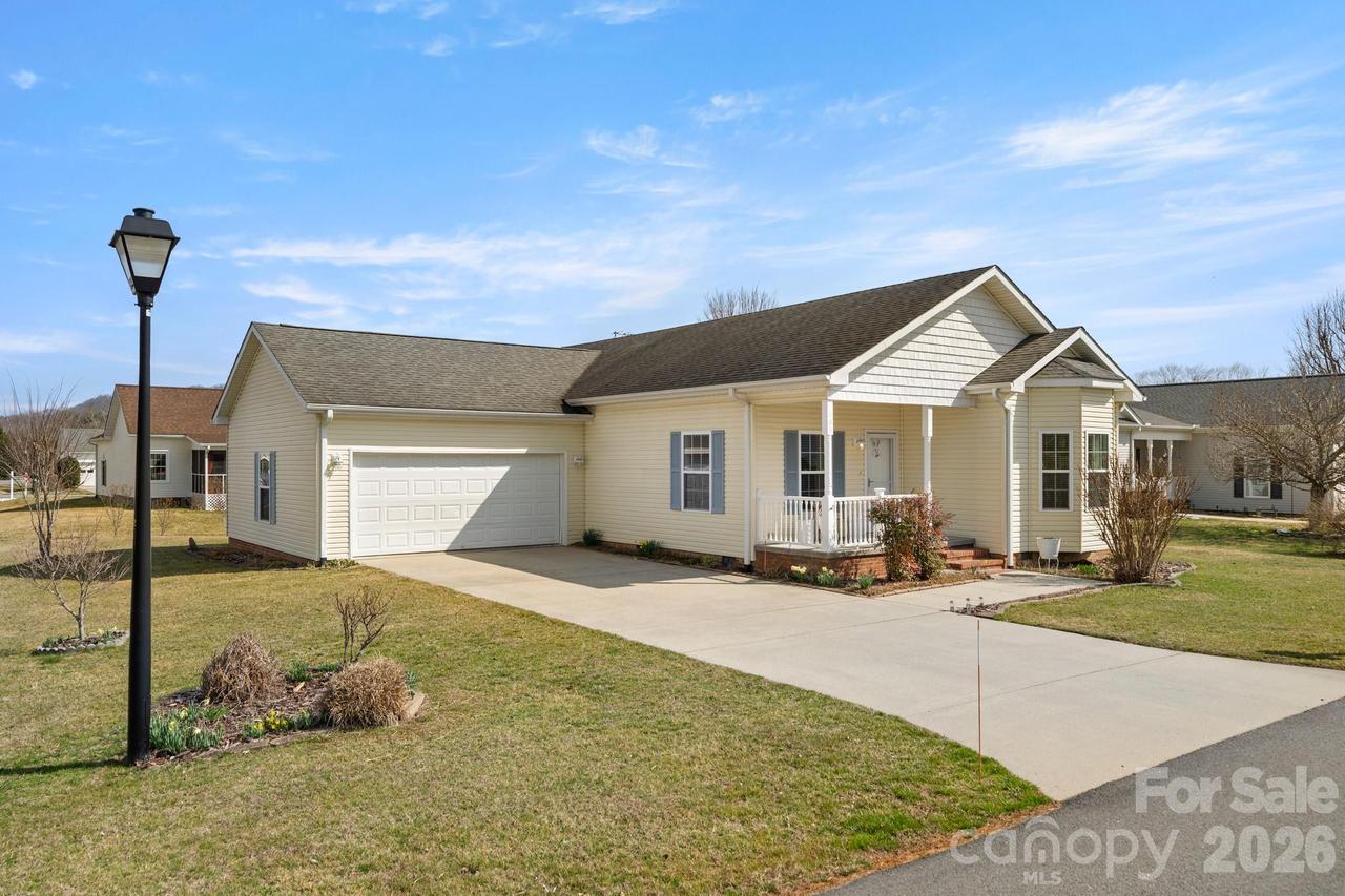 403 Sassafras Dr., Hendersonville, NC 28739