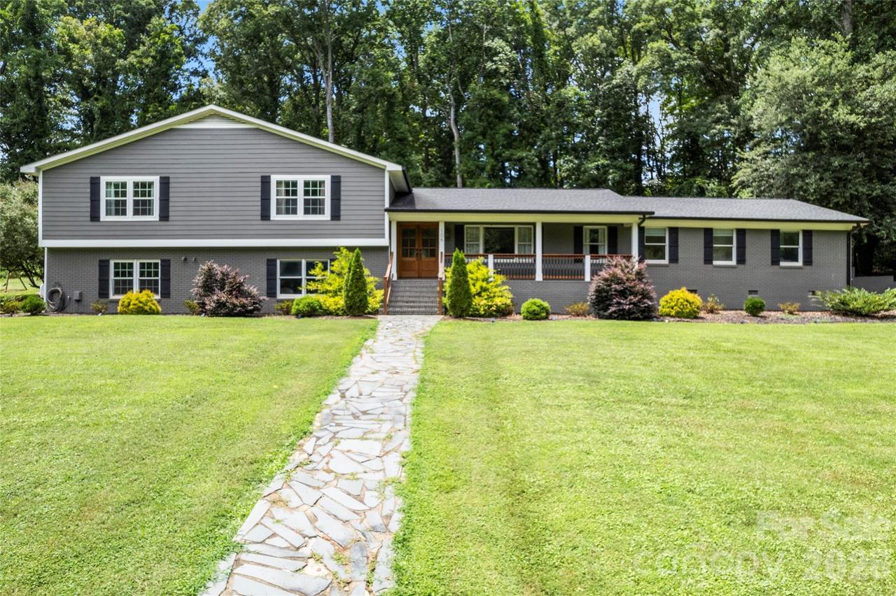108 Brookmeade Dr., Statesville, NC 28625