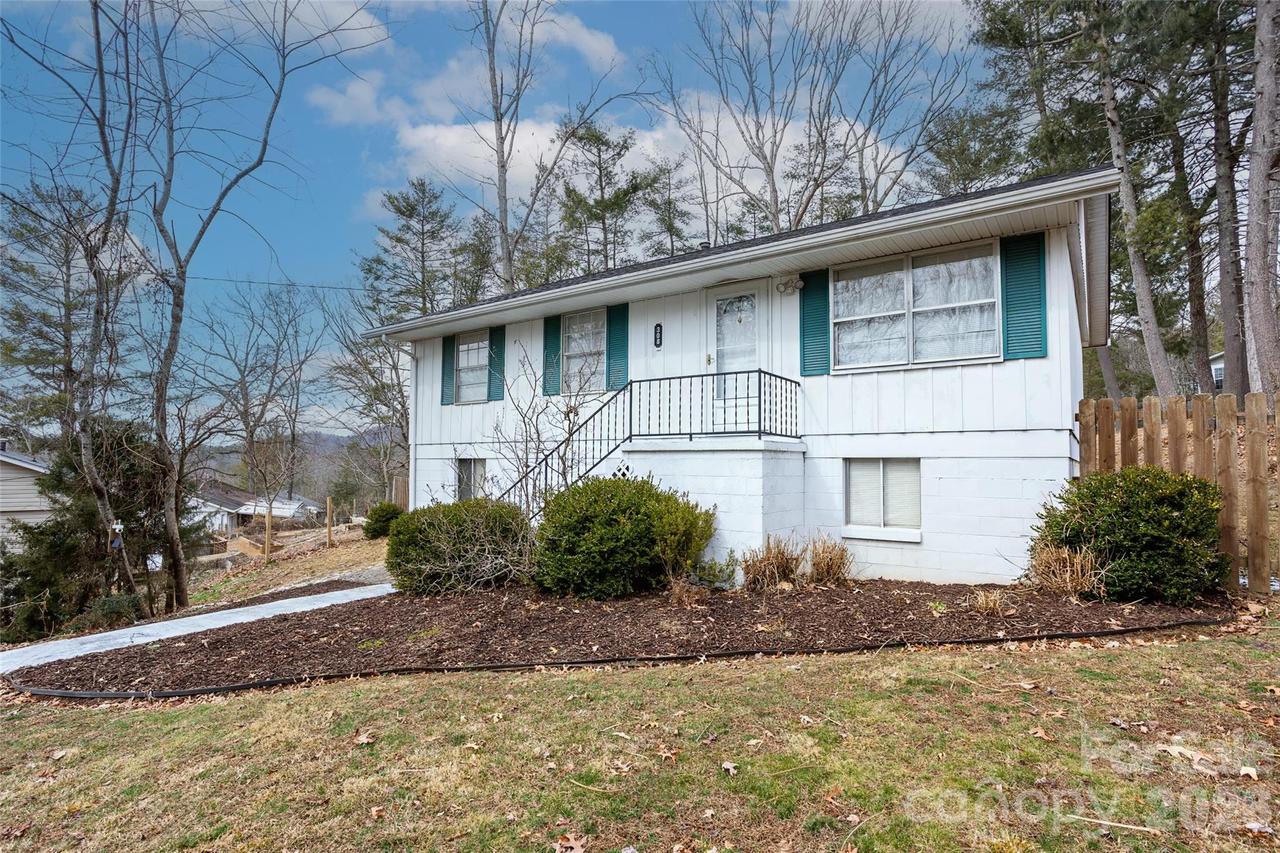 308 Melody Cir., Swannanoa, NC 28778