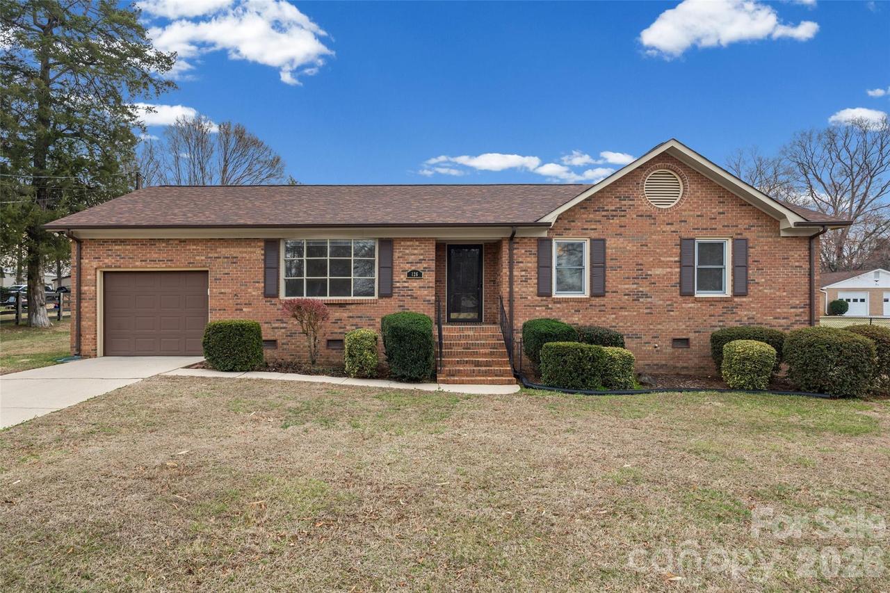 126 Oakside Dr., Harrisburg, NC 28075