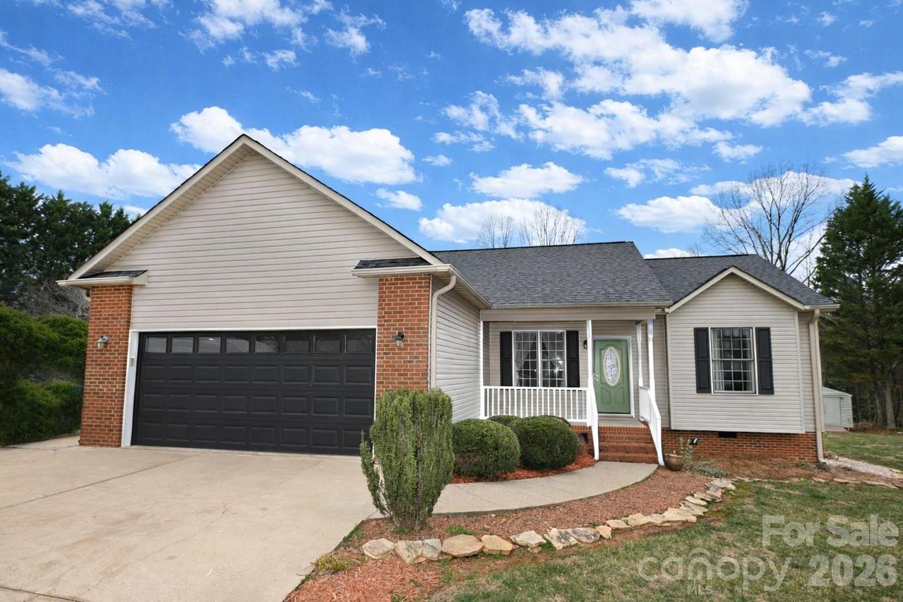 5505 Creek Point Dr., Hickory, NC 28601