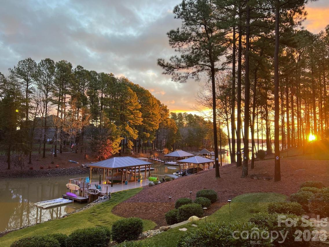 9156 Fair Oak Dr., Sherrills Ford, NC 28673