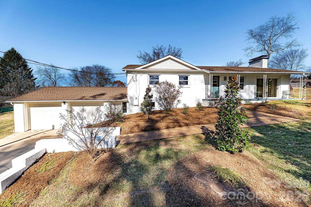 11 Clinton St., Weaverville, NC 28787