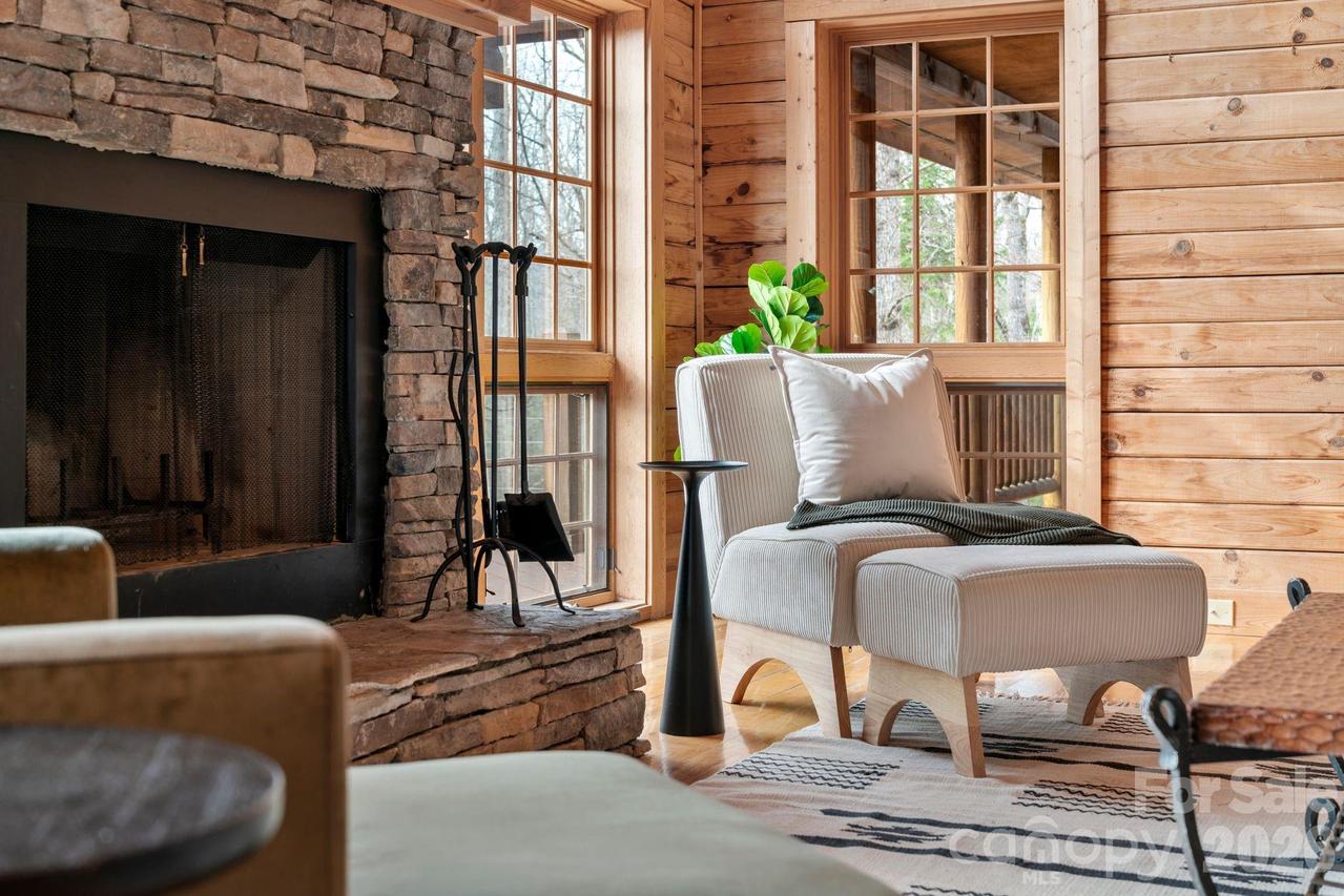 219 Woodlyn Etch Dr., Hendersonville, NC 28792