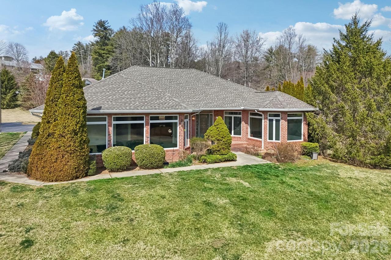 39 Beaumont Dr., Hendersonville, NC 28739