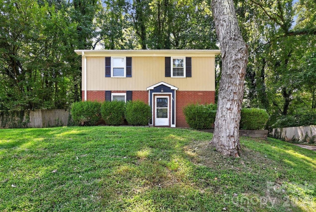 427 Whispering Pines Dr., Charlotte, NC 28217