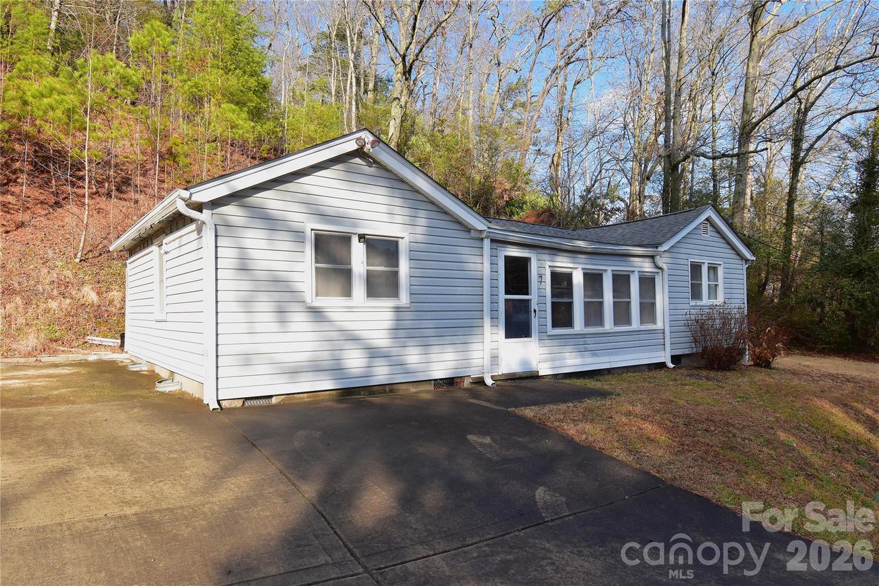 7 Etain Ln., Black Mountain, NC 28711