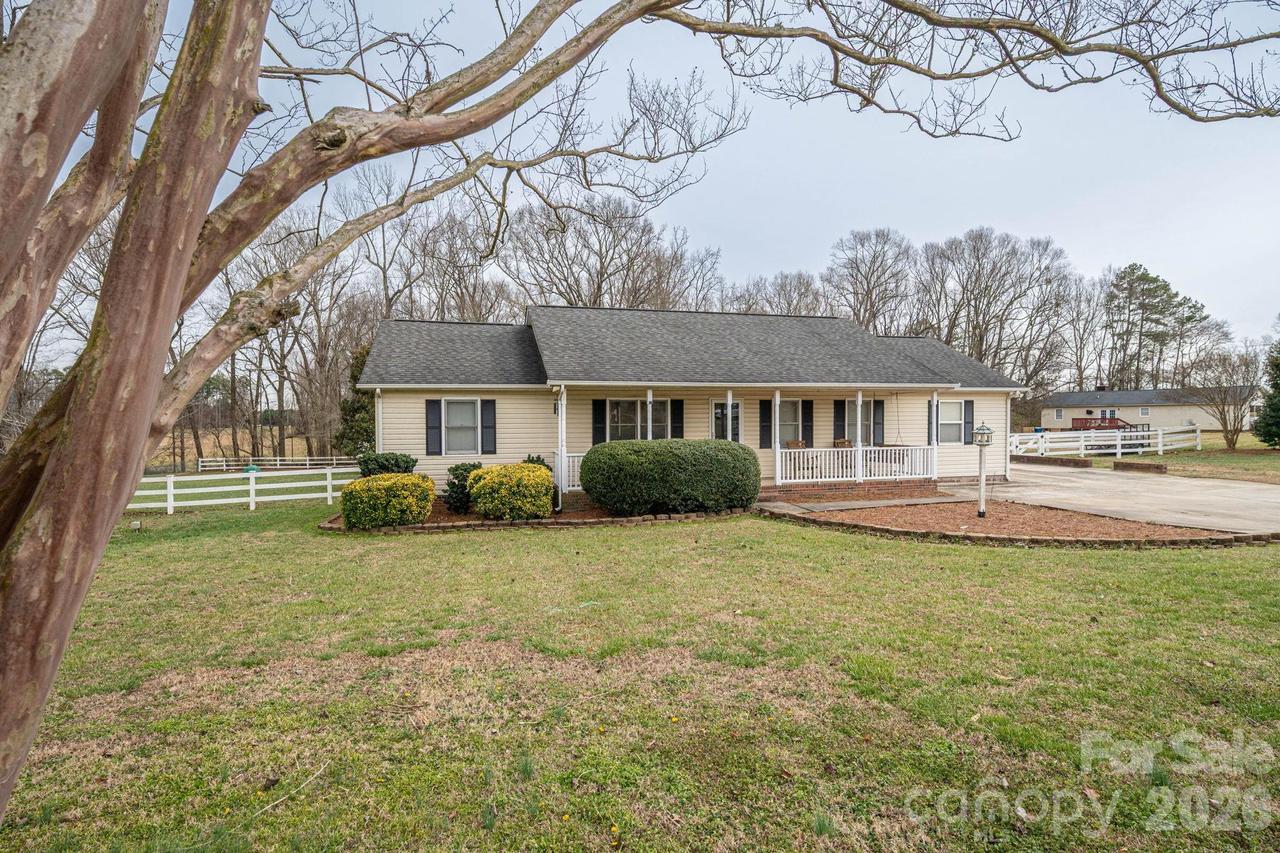 112 Pilots Ridge Dr., Bessemer City, NC 28016
