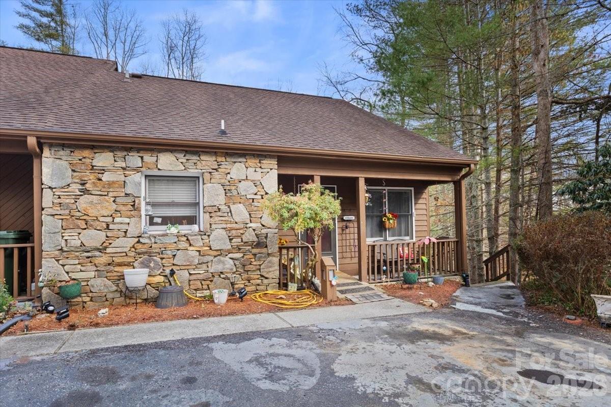 51 Poplar Tree Ln., Etowah, NC 28729