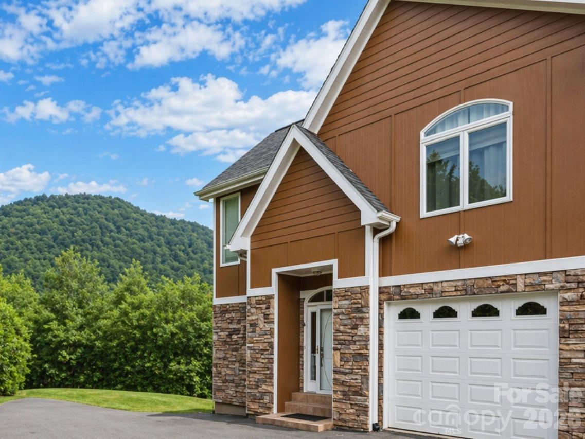 73 Dalya Rd., Swannanoa, NC 28778
