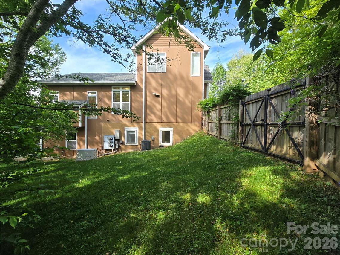 73 Dalya Rd., Swannanoa, NC 28778